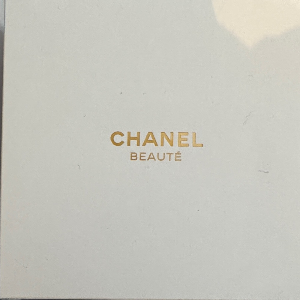 🔥NEW CHANEL Round Makeup Bag w/CHANEL Ribbon & original box - Picture 4 of 9